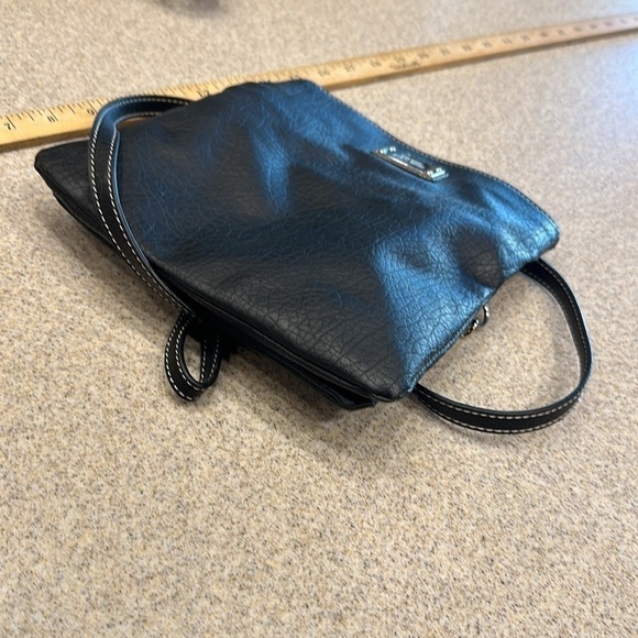 Nine West Crossbody/wristlet CB strap removable, pebbled black man-made leather - Picture 10 of 10